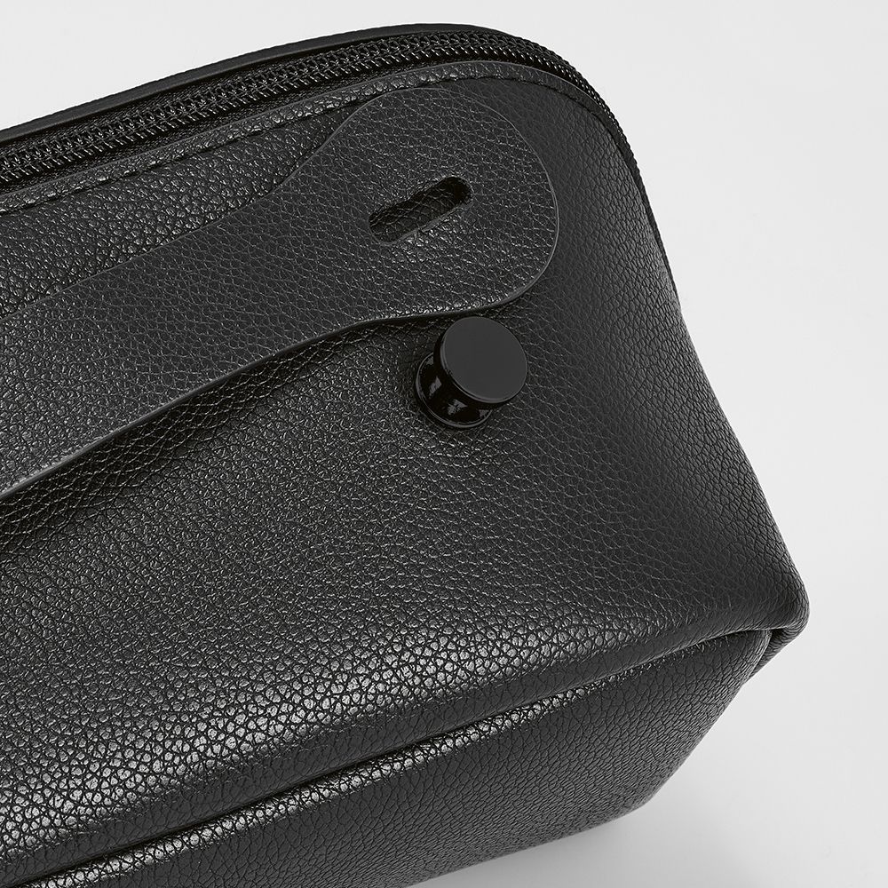 Picture of Macao Toiletry Bag 3.5L rLeather with zipper and handle